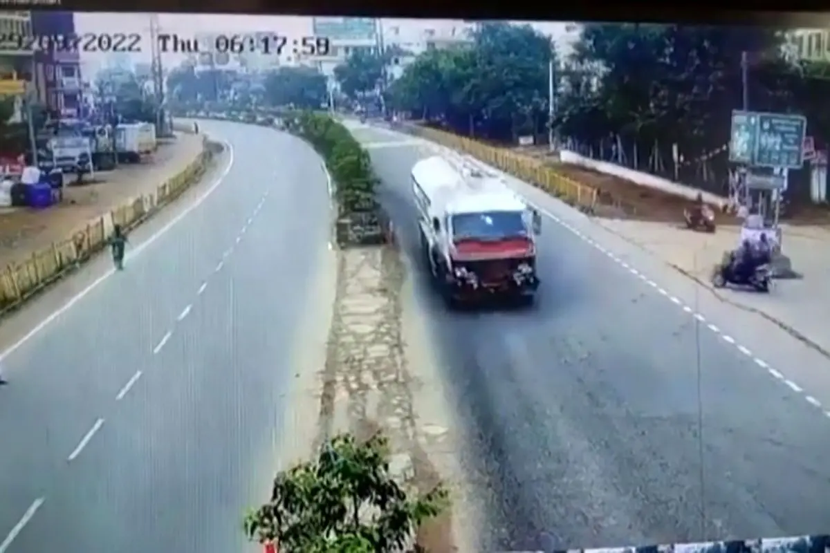 حماقت محض یک موتور سوار در تصادف شدید با کامیون!+ فیلم
