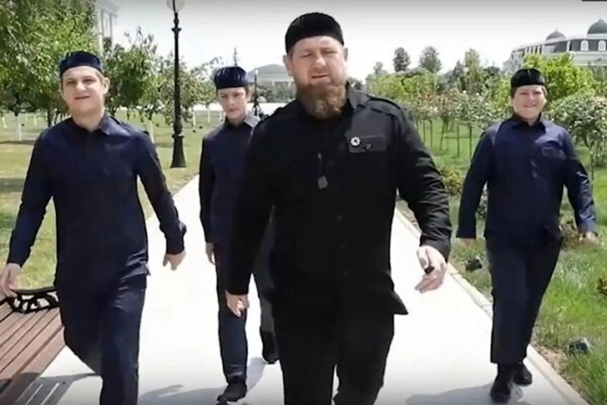 رهبر چچن اینگونه پسرانش را برای جنگ اوکراین آماده می‌کند+ فیلم