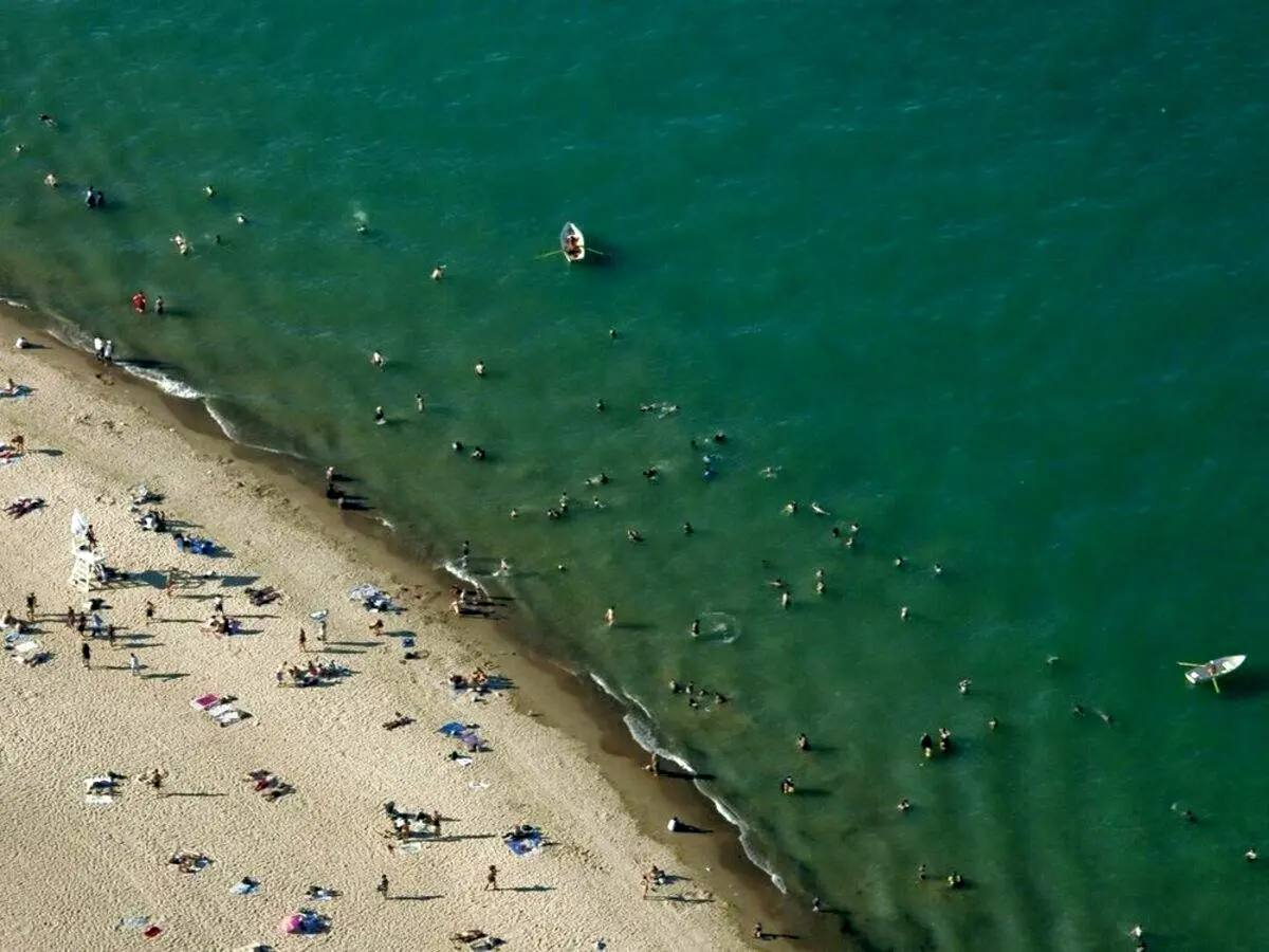 هجوم موج‌ های سنگین دریا به ساحل و وحشت مردم!+ فیلم