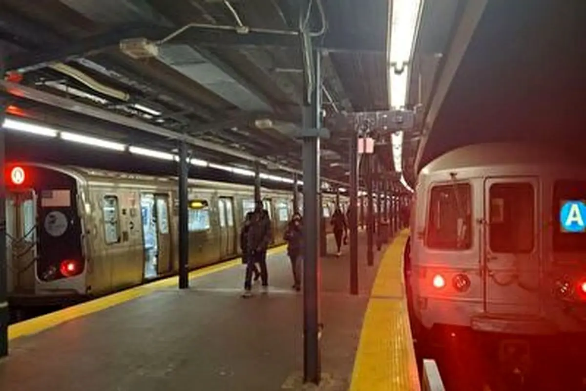 حمله وحشیانه یک جوان به دو زن در مترو+ فیلم