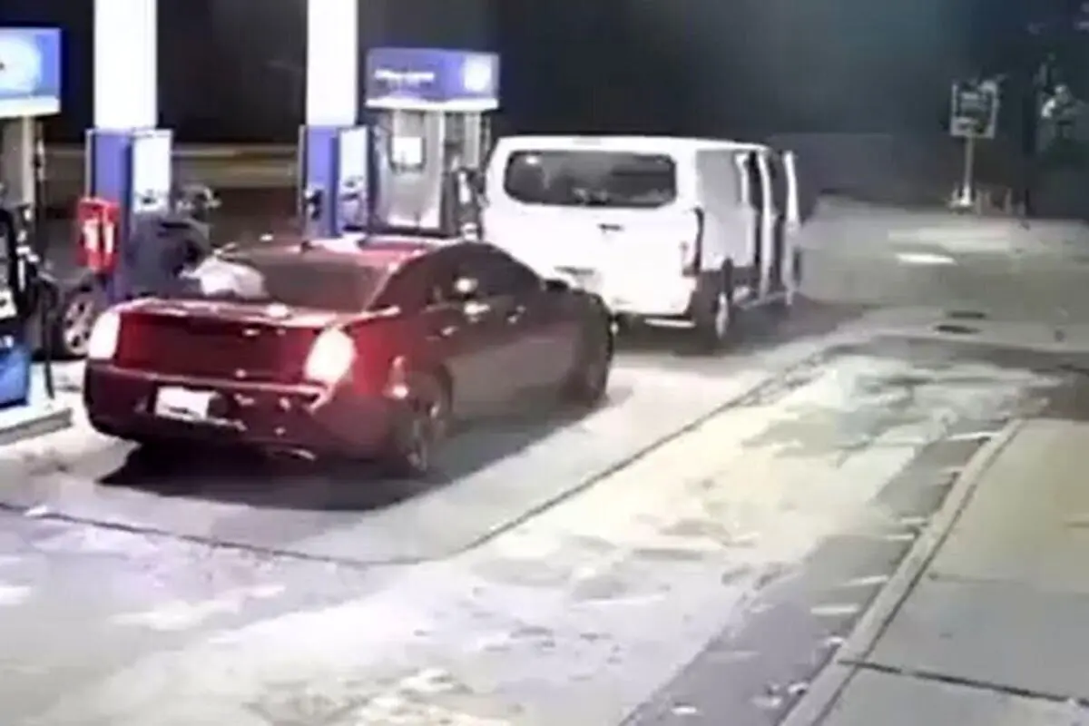 حمله رعب آور سارقان مسلح به یک پمپ بنزین!+ فیلم