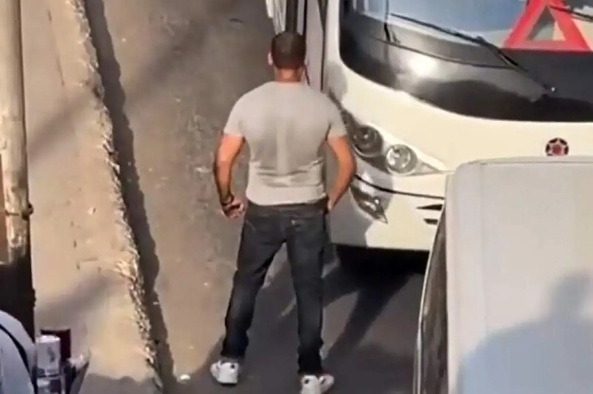 خط و نشان عجیب یک جوان بدنساز برای اتوبوس‌ ها وسط خیابان! + فیلم