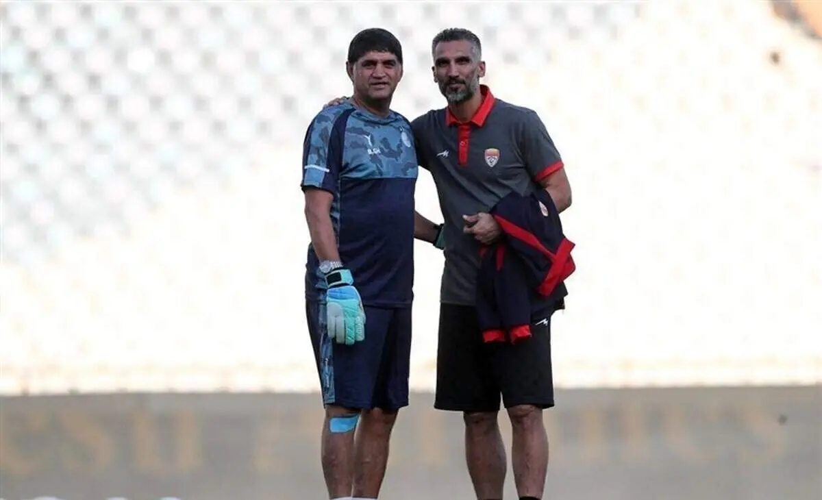 چرا مربی استقلال به خبرنگاران ۴ را نشان داد؟