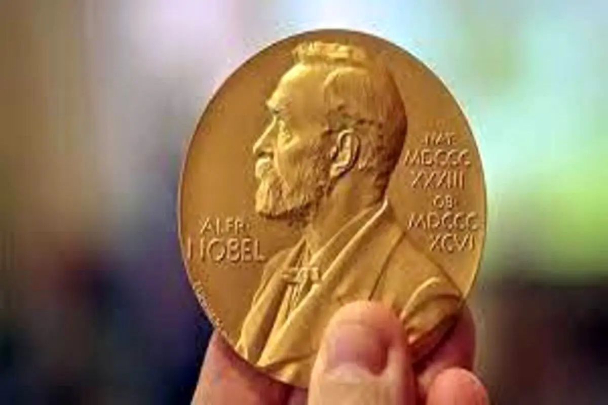 پرتاب برنده جایزه نوبل به داخل برکه توسط همکارانش+فیلم