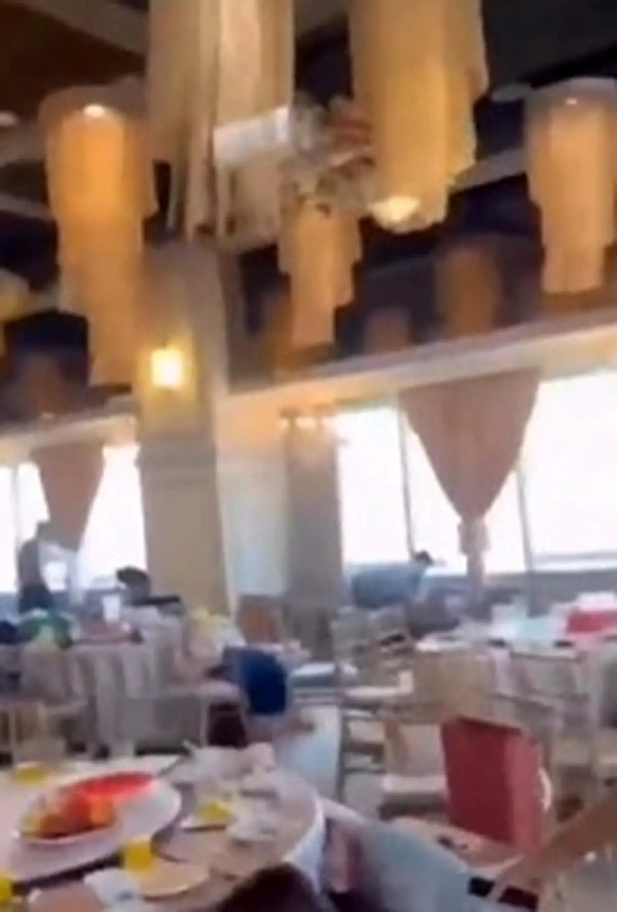 لحظه هولناک وقوع زلزله وسط یک جشن عروسی و واکنش مهمان‌ها+ فیلم