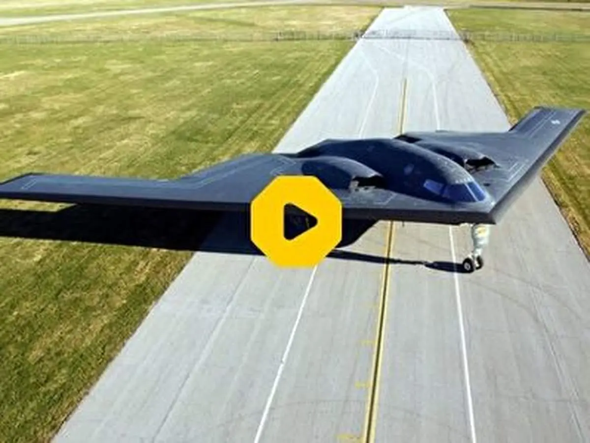 نمایی نزدیک از بمب افکن غول پیکر B2+ فیلم