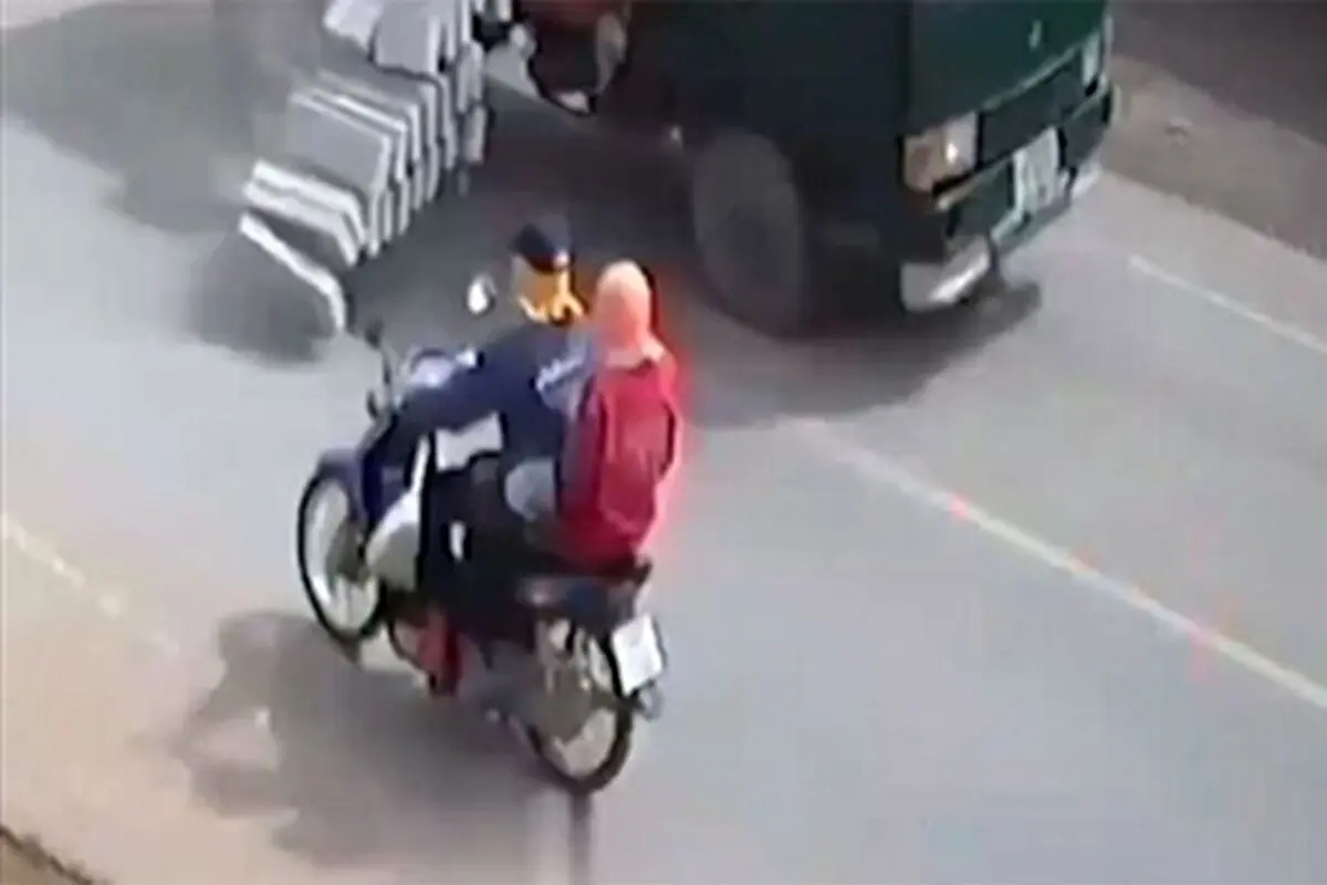 لحظه وحشتناک ریزش بار یک کامیون مقابل یک موتورسوار!+ فیلم