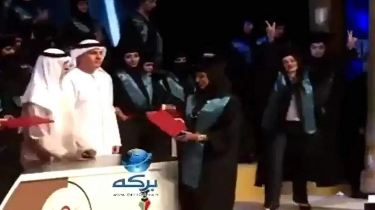 حرکت توهین‌ آمیز و زشت وزیر امارات در مقابل یک دختر جوان + فیلم