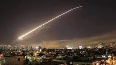 لحظاتی از مقابله پدافند سوریه با اهداف متخاصم در آسمان دمشق+فیلم