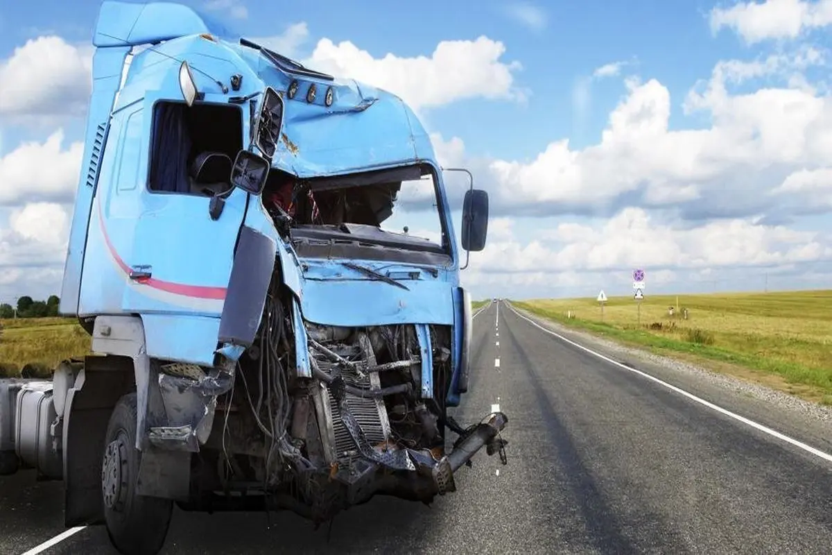 لحظه تصادف وحشتناک یک کامیون از زاویه داخل خودرو + فیلم