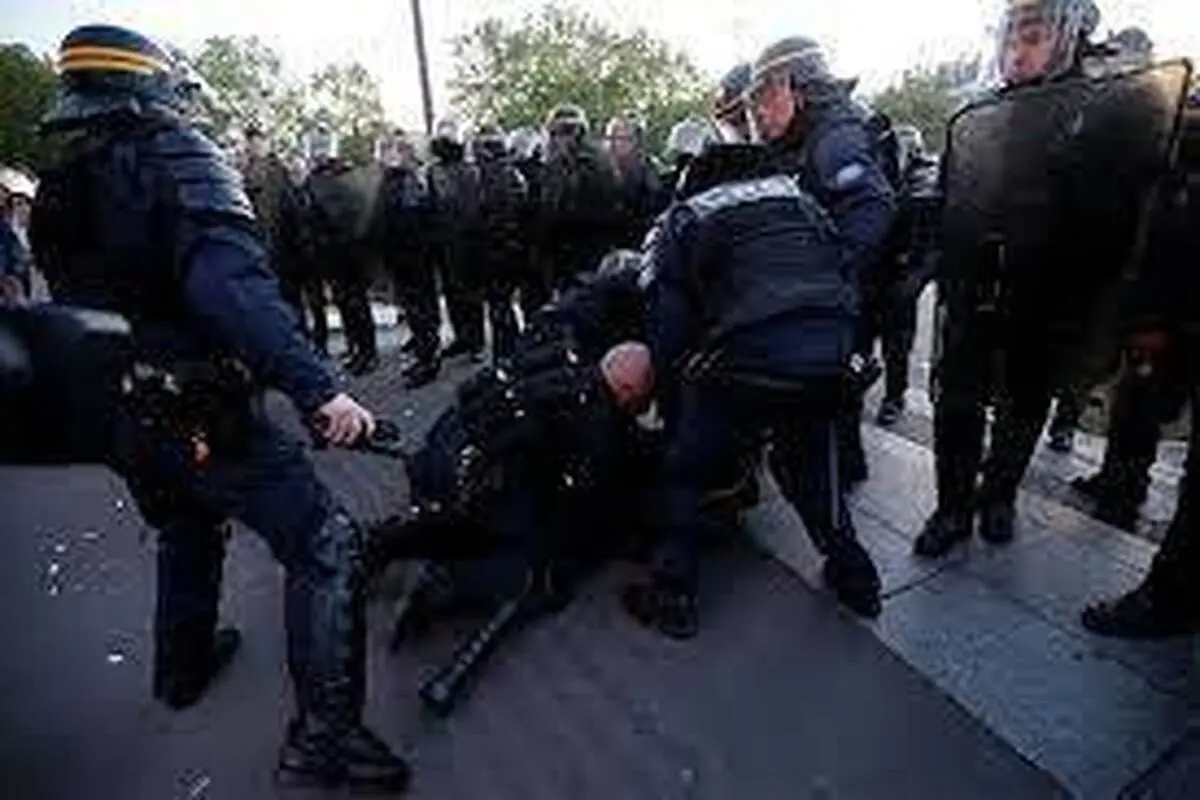 ویدئویی از برخورد وحشیانه پلیس فرانسه با معترضان!+ فیلم
