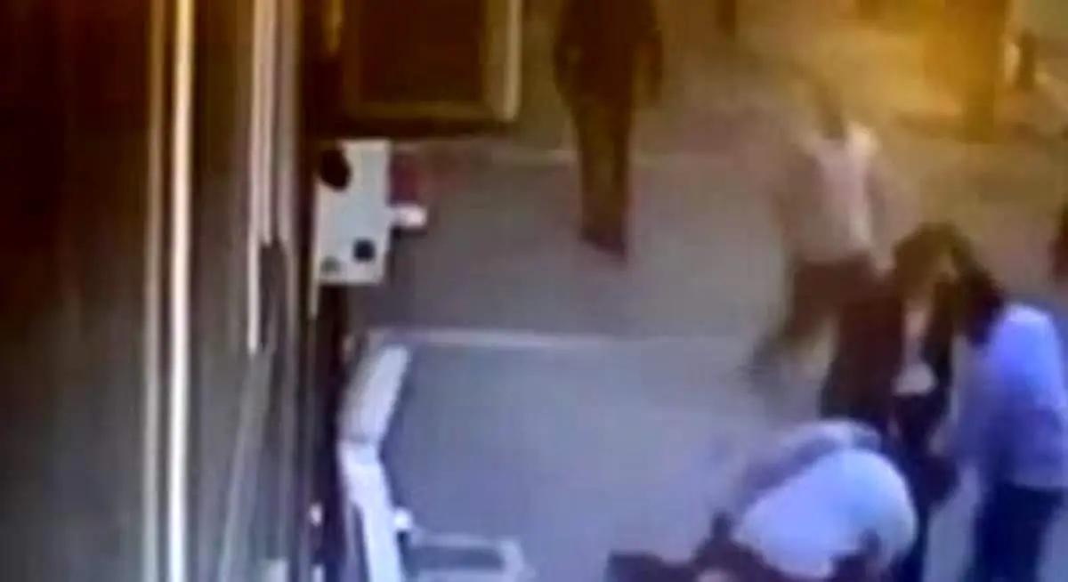 حمله مردم به مردی که داشت زنش را کتک می‌زد+ فیلم