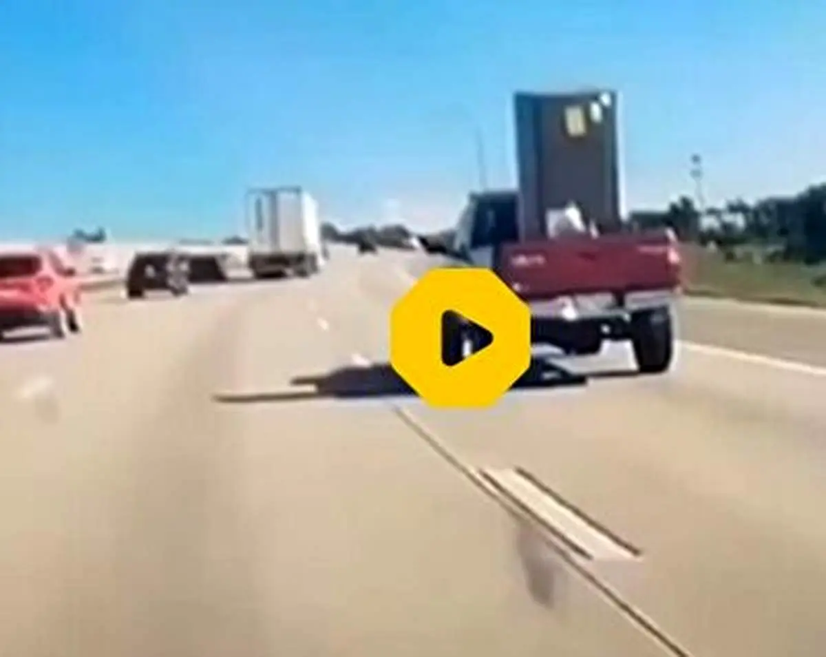 سقوط عجیب و وحشتناک یک یخچال از پشت وانت آمریکایی+ فیلم