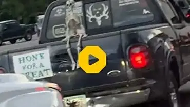 سوار شدن اسکلت پشت وانت؛ نوشته جالب راننده پشت ماشین!+ فیلم