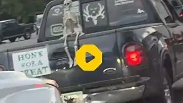 سوار شدن اسکلت پشت وانت؛ نوشته جالب راننده پشت ماشین!+ فیلم