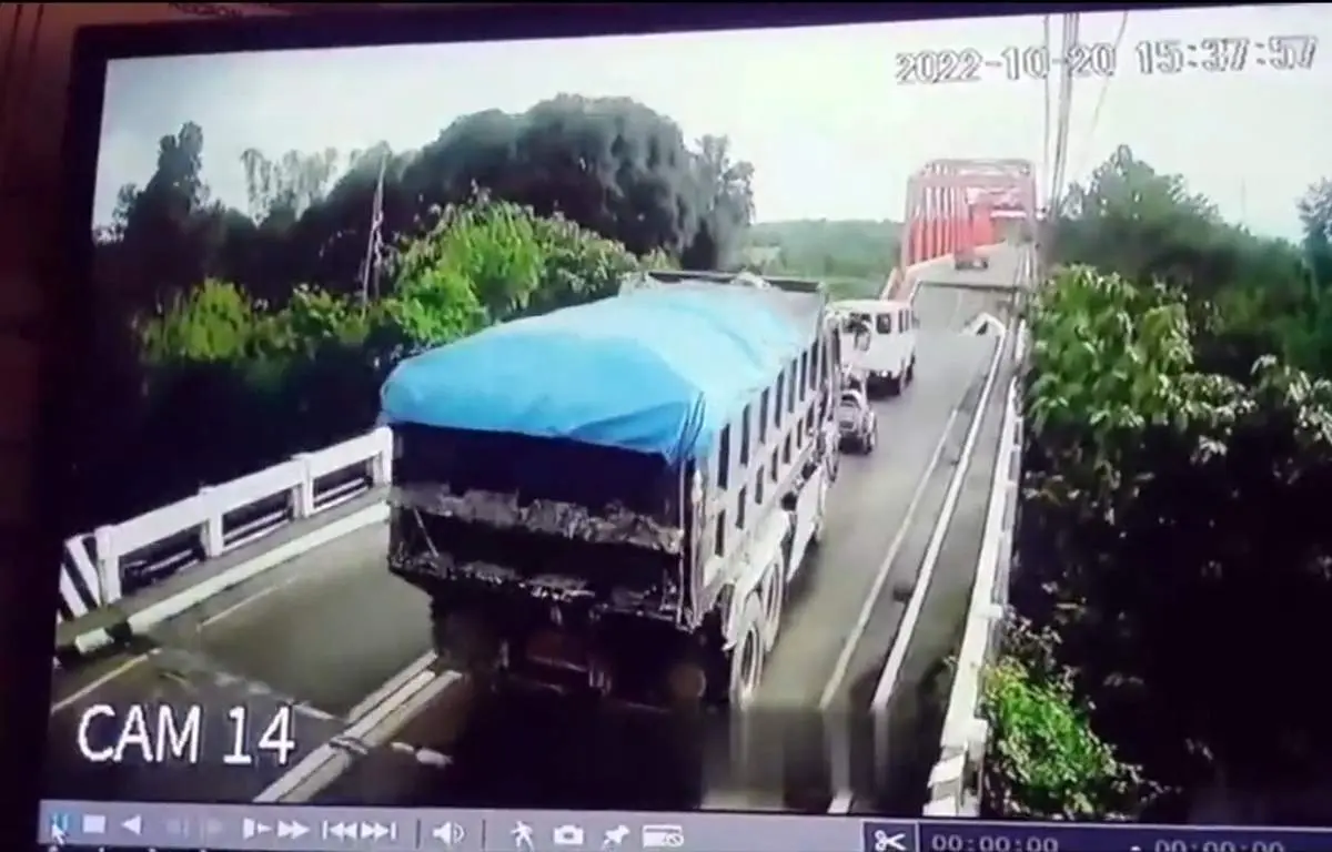 سقوط وحشتناک دو کامیون بر اثر ریزش پل!+ فیلم