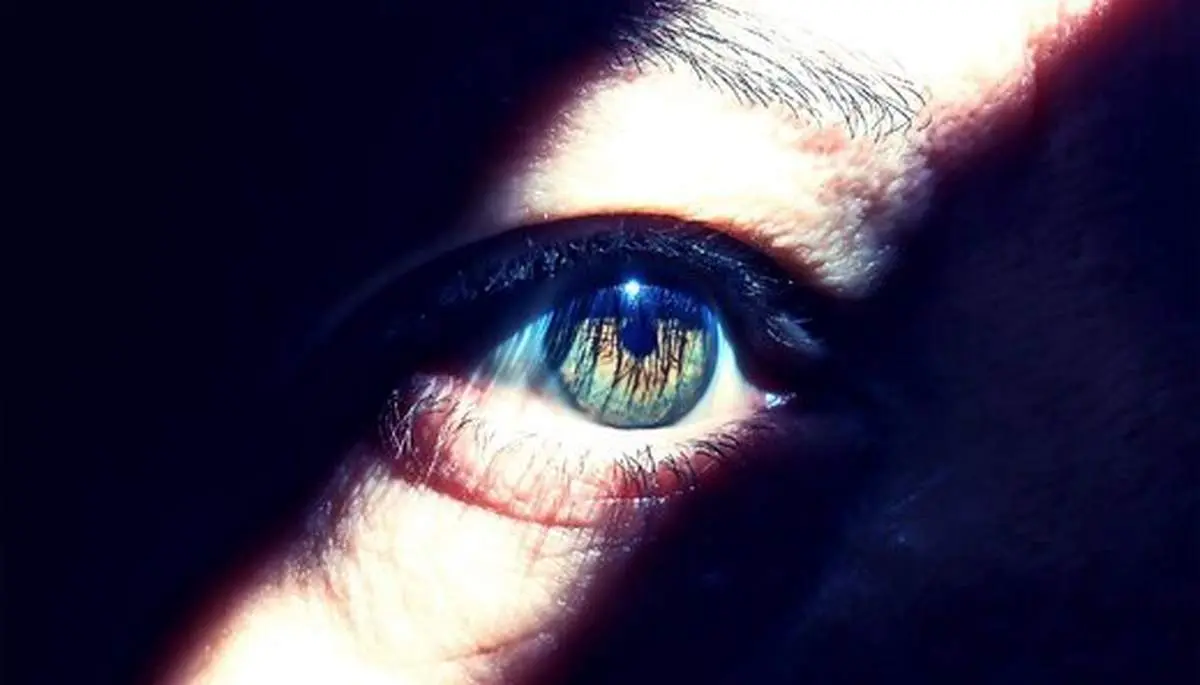 کاشت چراغ قوه داخل چشم؛ حرکت باورنکردنی و جنون‌آمیز یک شهروند! + فیلم