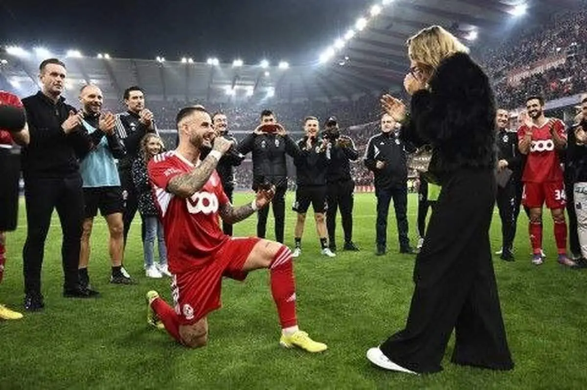 خواستگاری یک بازیکن از دختر مورد علاقه‌اش وسط دربی حساس + عکس