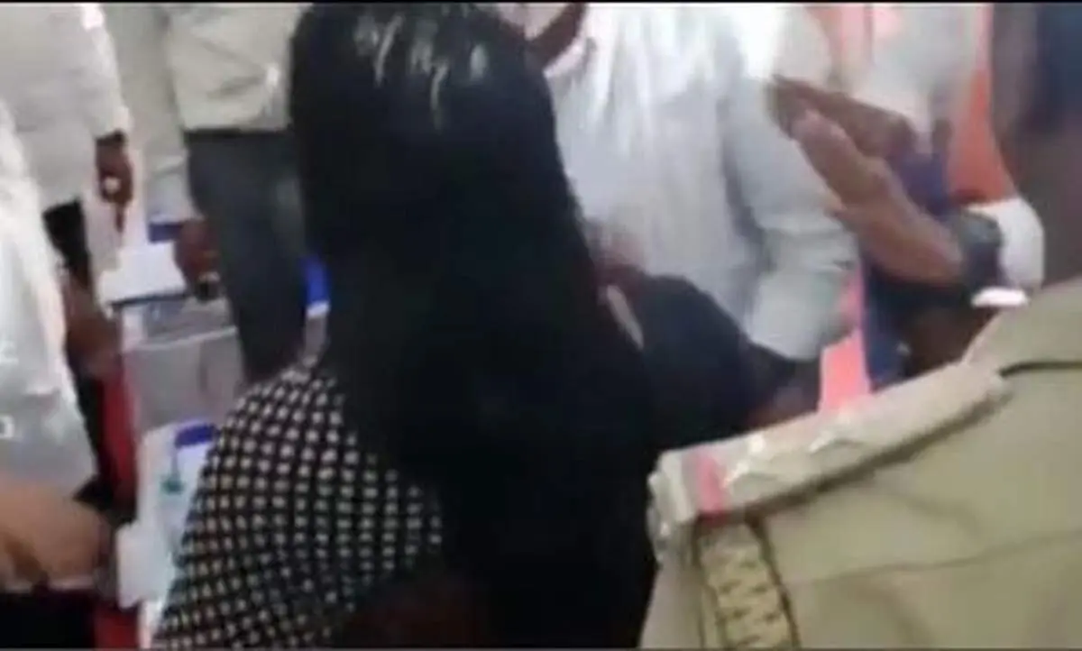 سیلی وزیر به صورت یک زن در هند + فیلم