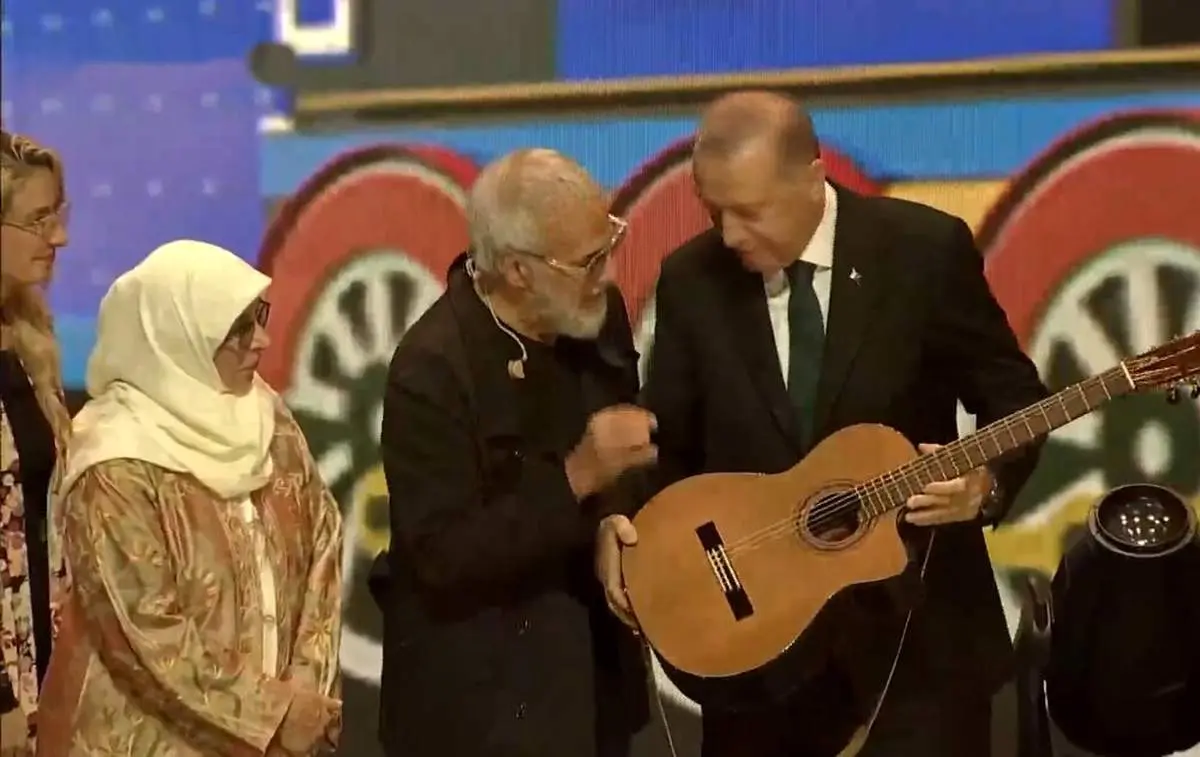 گیتار زدن اردوغان روی صحنه کنسرت + فیلم