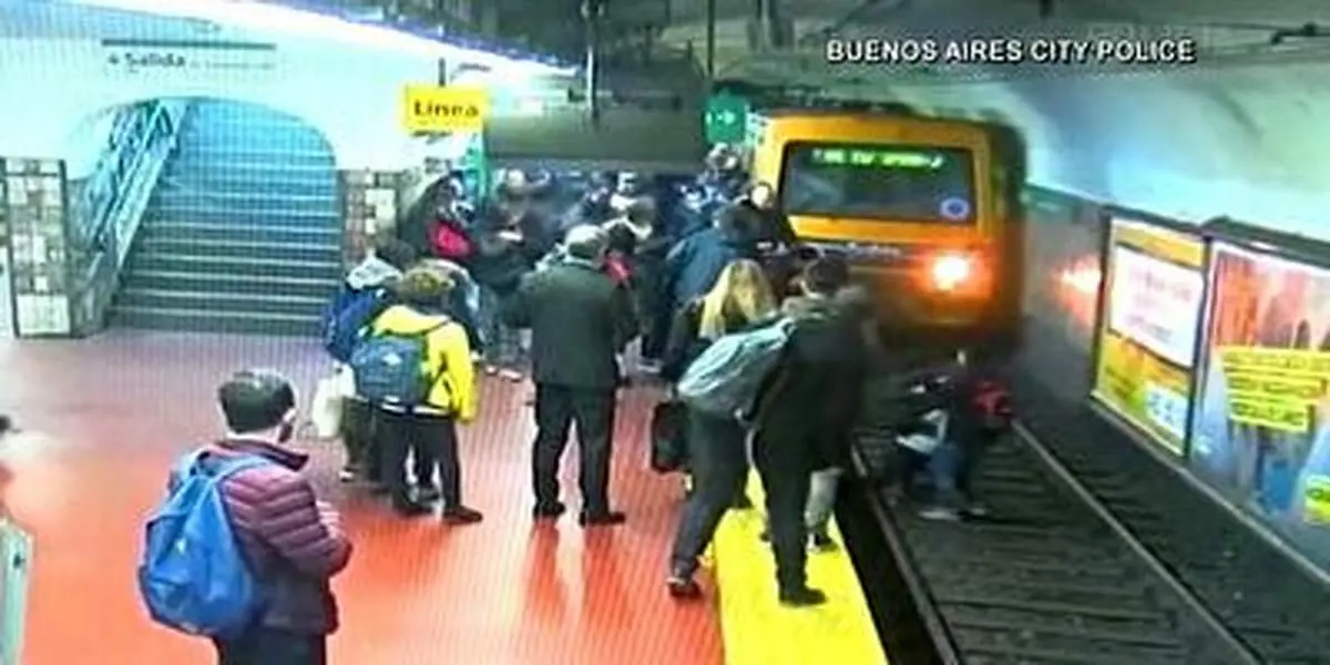 لحظات هولناک در مترو؛ بی‌هوش و پرت شدن یک زن جوان روی ریل!+ فیلم