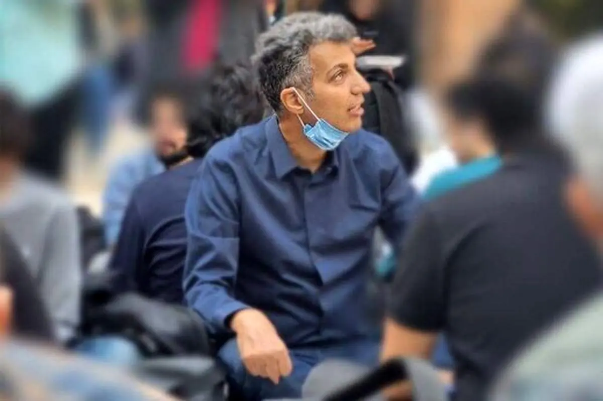 هم نشینی عادل در کنار دانشجوهای معترض شریف + فیلم