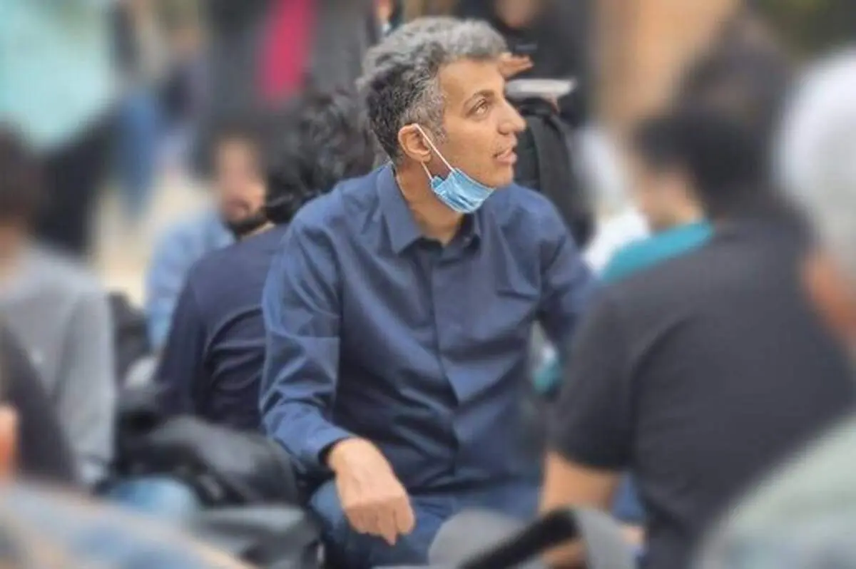 هم‌ نشینی عادل در کنار دانشجوهای معترض شریف + فیلم