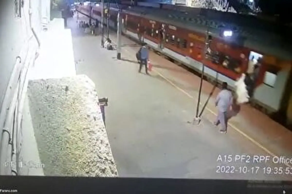 گیر کردن دست یک پیرمرد در میان درب قطار+ فیلم