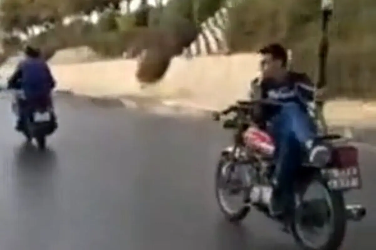 حرکت جنون‌آمیز یک جوان روی موتور در اتوبان مشهد! + فیلم