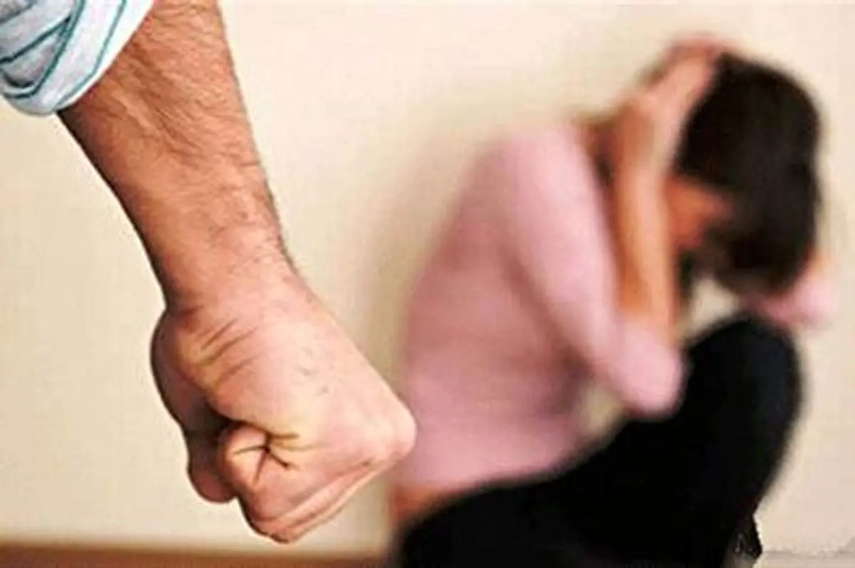 کتک‌کاری خشن یک مرد با زن بی‌ادب به خاطر یک صندلی در اتوبوس+ فیلم