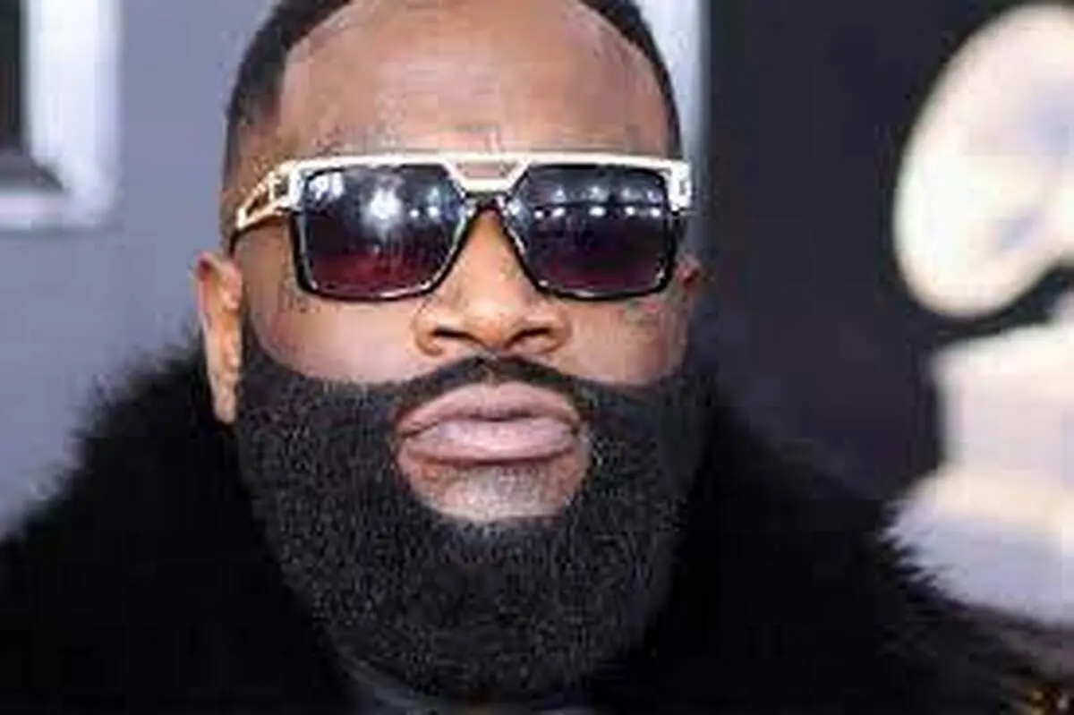 تحویل لاکچری ساعت گران‌ قیمت خواننده آمریکایی با خودرو زرهی+ فیلم