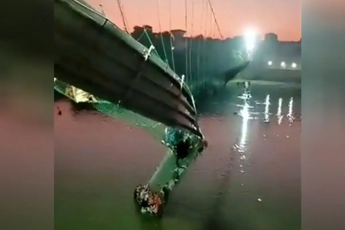 سقوط وحشتناک یک پل معلق در غرب هند با صدها عابر!+ فیلم