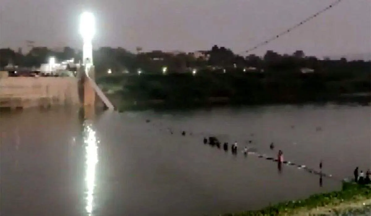 ۹۰ کشته بر اثر سقوط پل معلق در غرب هند+ جزئیات و فیلم