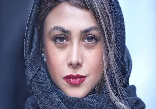 رقص جنجالی آزاده صمدی در صحنه تئاتر+ فیلم