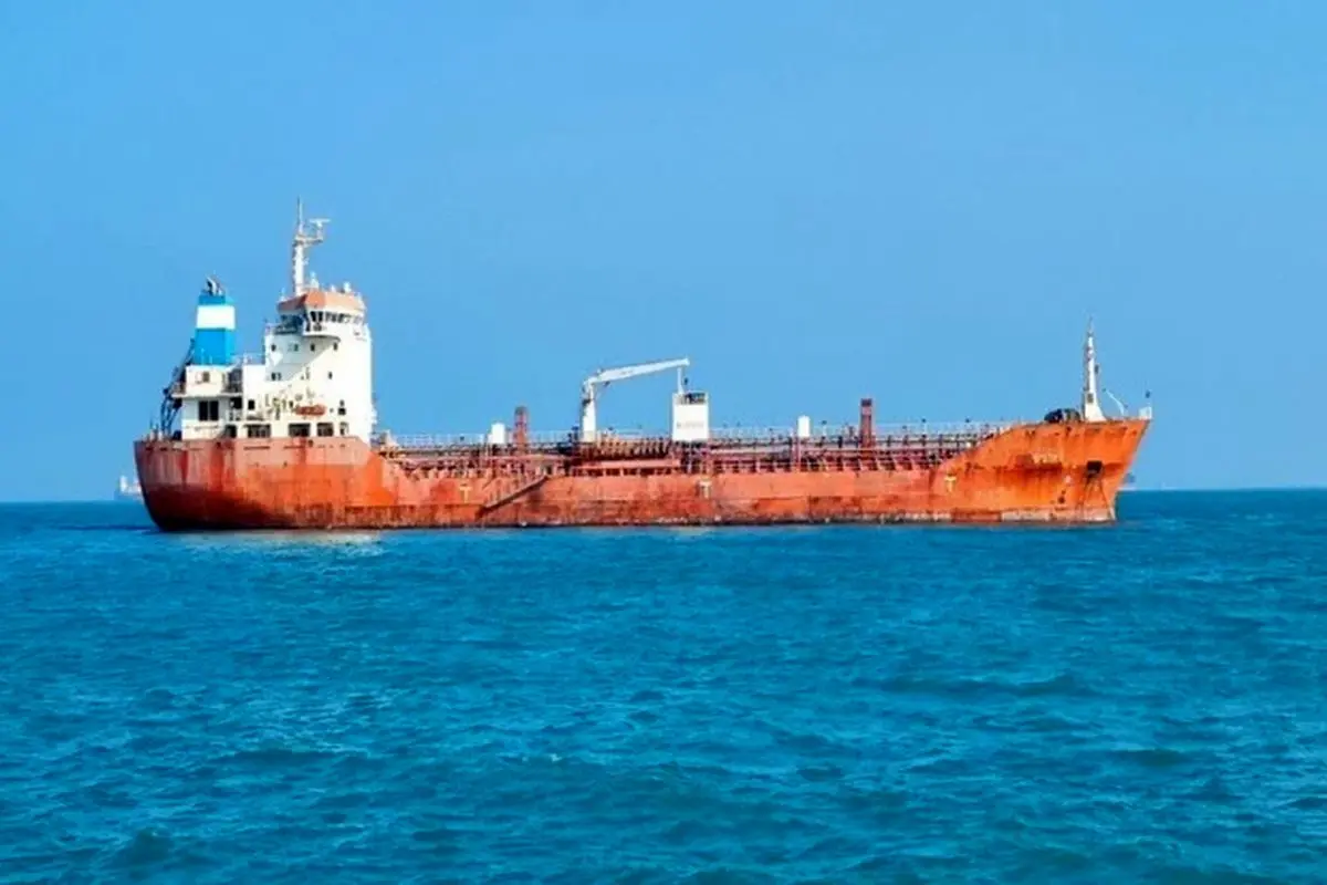 توقیف نفتکش خارجی حامل ۱۱ میلیون لیتر سوخت قاچاق توسط نیروی دریایی سپاه + فیلم