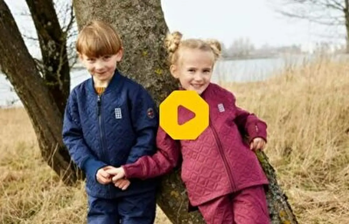 ابراز احساسات تماشایی یک دختر و پسر به پرچم ملی+ فیلم