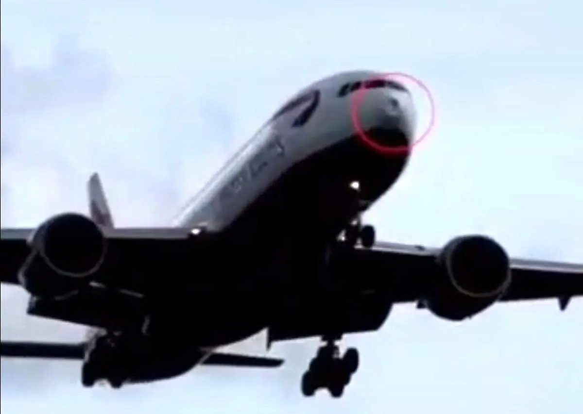 لحظه فرود اضطراری هواپیمای همسر چارلز سوم