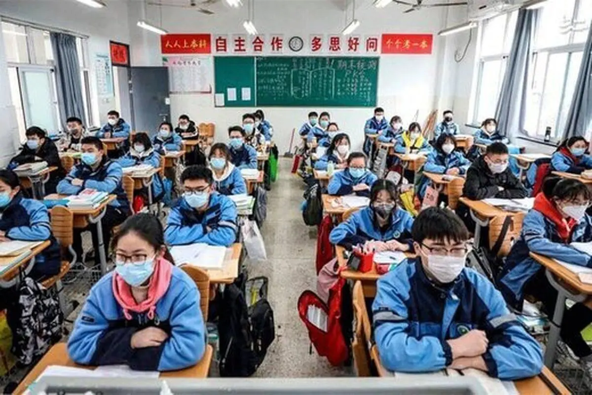 انتقال گروهی دانش‌ آموزان دبیرستان چینی به محل قرنطینه!+ فیلم