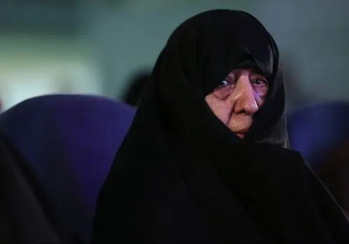 عکسی از عفت مرعشی و دخترش فاطمه در پای صندوق رأی