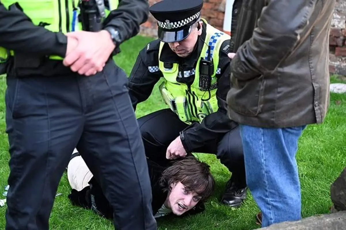 استقبال با تخم‌ مرغ از پادشاه انگلیس + فیلم