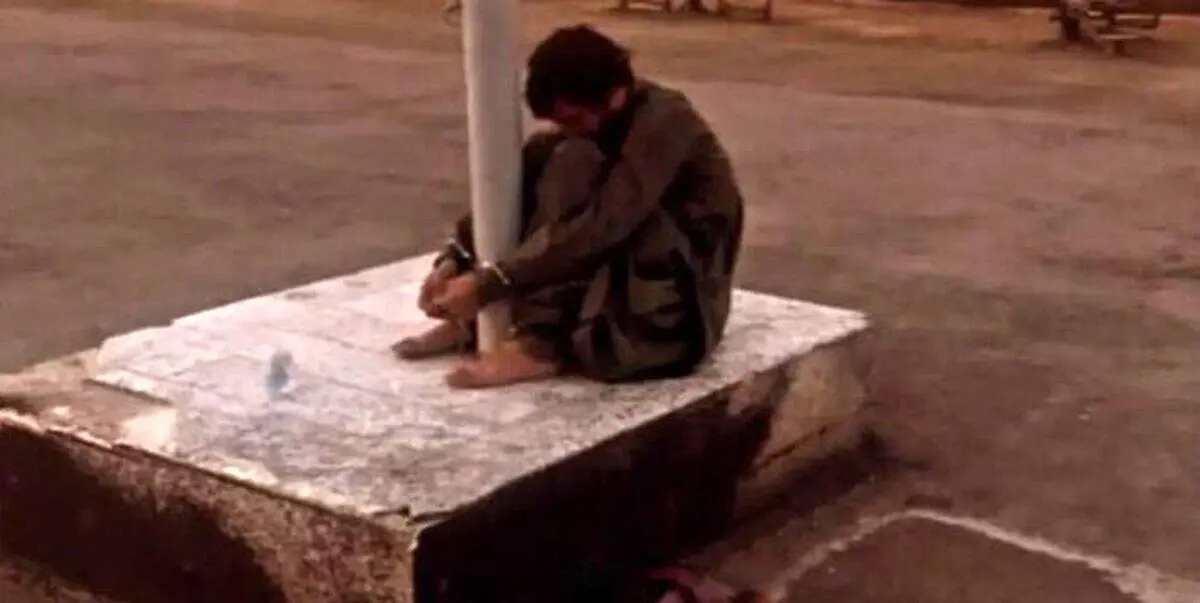 جزییات تصویر متهم به میله بسته شده