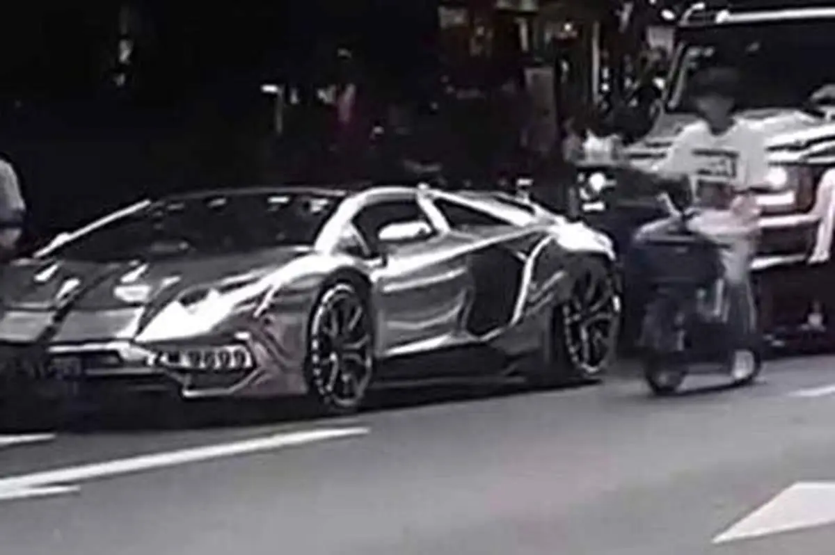 ادب شدن راننده یک خودروی فوق لاکچری به خاطر یک بی‌ فرهنگی!+ فیلم