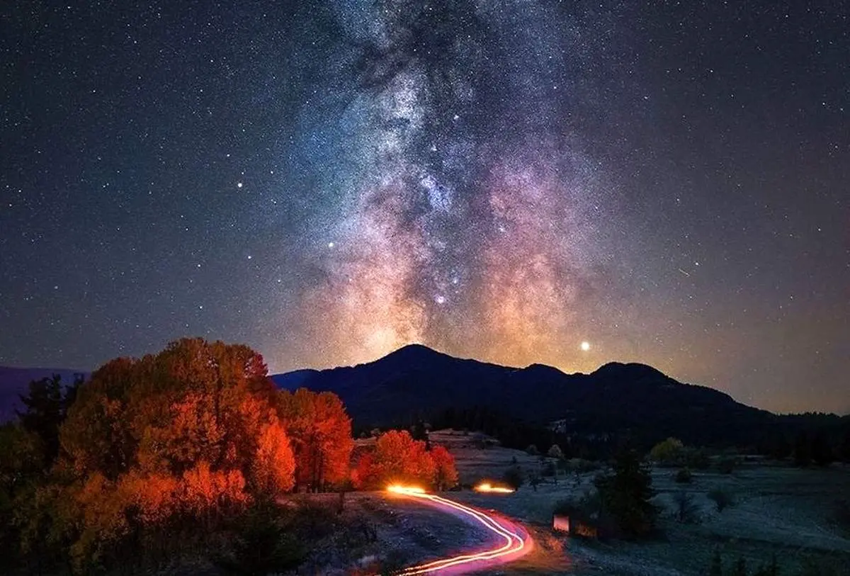آسمان شب و کهکشان حیرت انگیز راه شیری