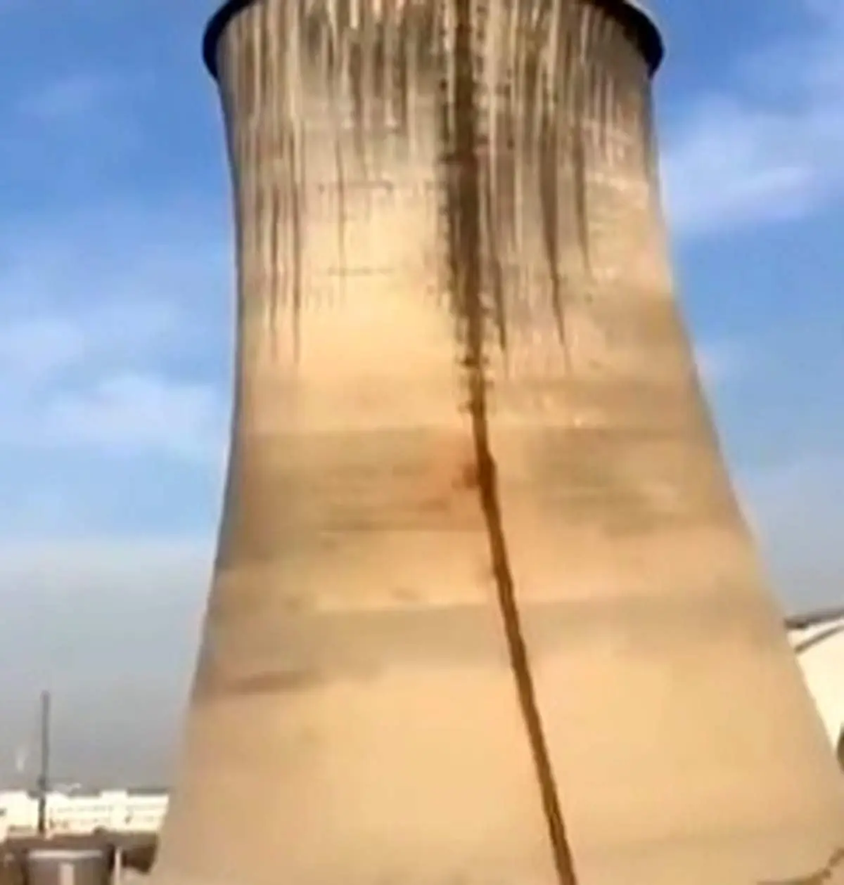 لحظه هیجان‌انگیز تخریب یک نیروگاه+ فیلم