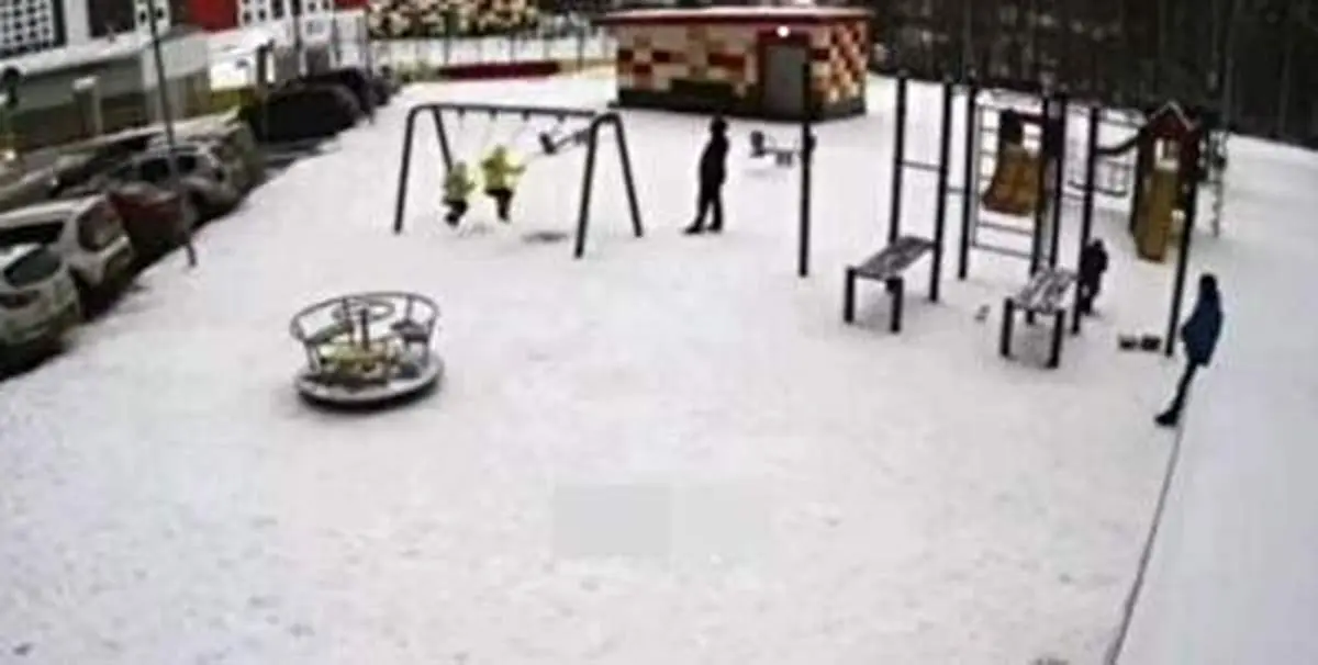 لحظه نجات معجزه آسای فرزند توسط پدر+ فیلم