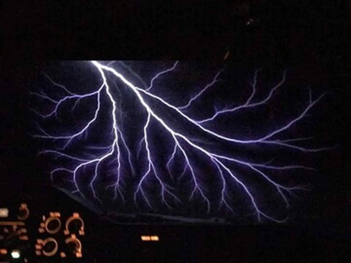 لحظات حیرت انگیز پدیده آب و هوایی از زاویه دید خلبان یک هواپیما+ فیلم