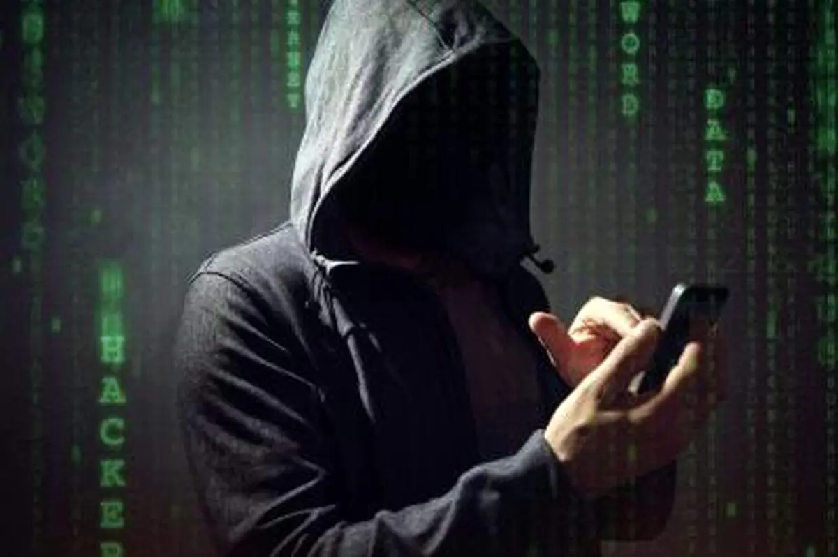 درخواست‌ های غیراخلاقی مجرم اینترنی از دختر جوان