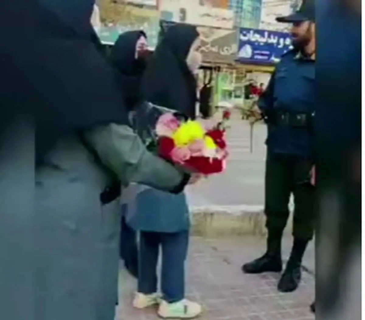 برخورد متفاوت دختران یاسوجی با نیروهای امنیتی+ فیلم