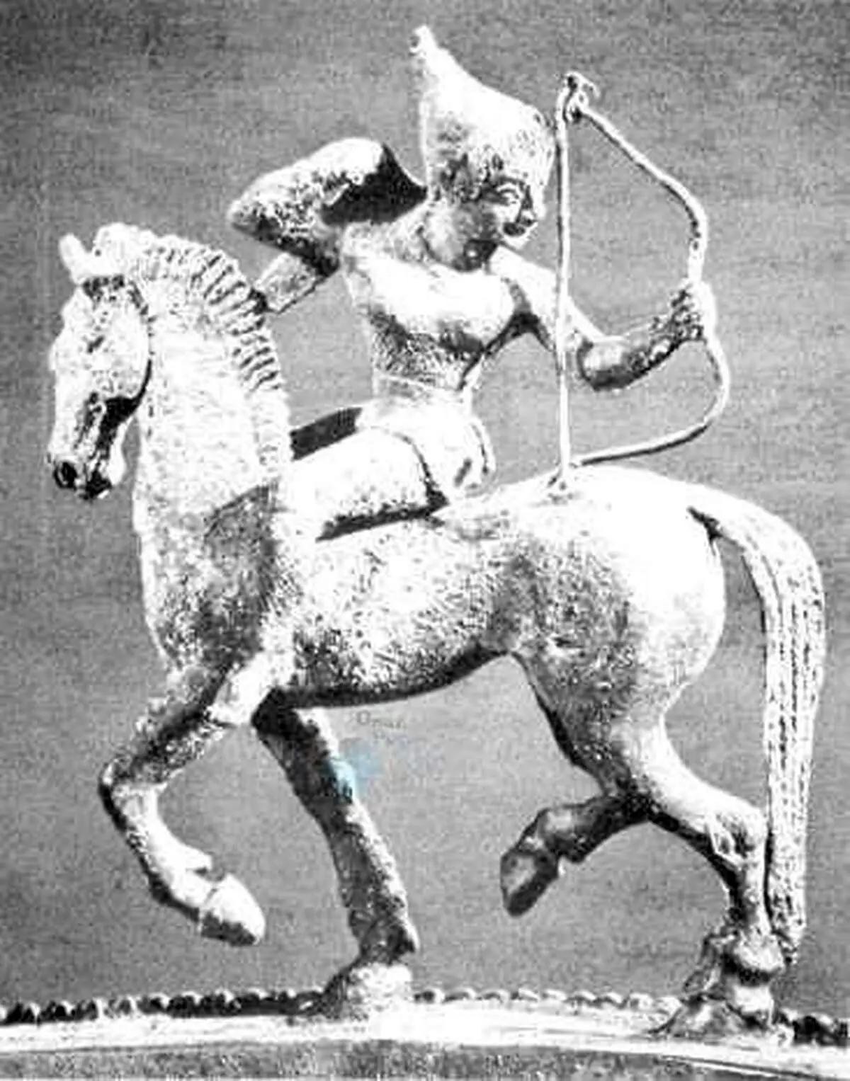 ‏مجسمه بانوی سوارکار ایرانی در حال تیراندازی با قدمت ٢٠٠٠ سال + تصاویر