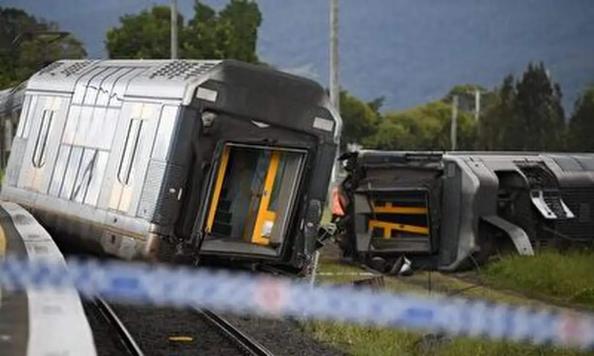 آژیر قرمز امنیتی در پی خروج ۱۶ واگن قطار از ریل در استرالیا!+ فیلم